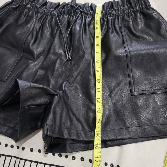 Women's High Waisted Wide Leg Black Faux Leather Shorts Size 2XL - Picture 4 of 9